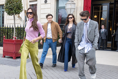 Los impresionantes looks de Victoria Beckham y sus hijos fueron algo que dejó el Paris Fashion Week 2023. Foto: Marc Piasecki (GC Images)