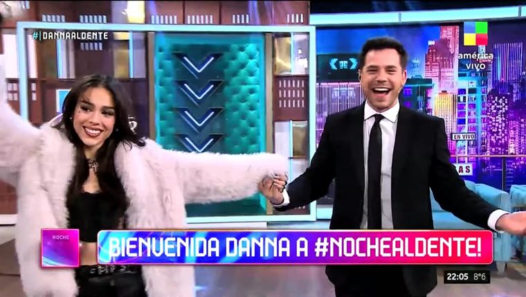 Fernando Dente recibió este martes a Danna Paola en su programa. Foto: Captura de pantalla Youtube América TV.