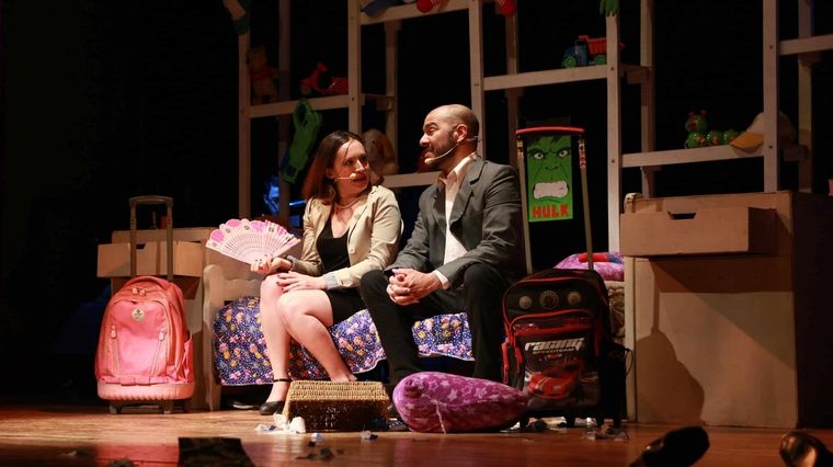 Gonzalo Bendelé y Claudia Racconto, protagonistas de Los Monstruos Foto: Prensa