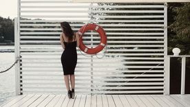 Cualquier momento es bueno para sumar vestidos negros al closet. Foto: Pixabay - pixabay.com