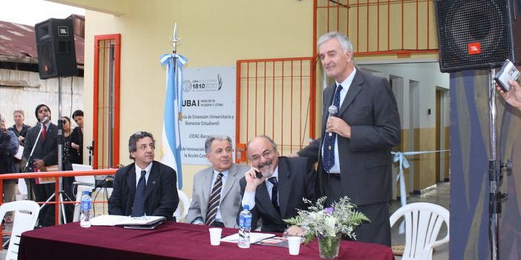 Fernando Miguel Suárez, de pie Foto: Télam