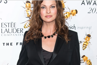 MDZol | Linda Evangelista ha renovado su estilo sin perder el glamour. Foto: Glamour - https://media.glamour.com/photos/620d37b383cbca85f8c56a87/master/pass/477559316