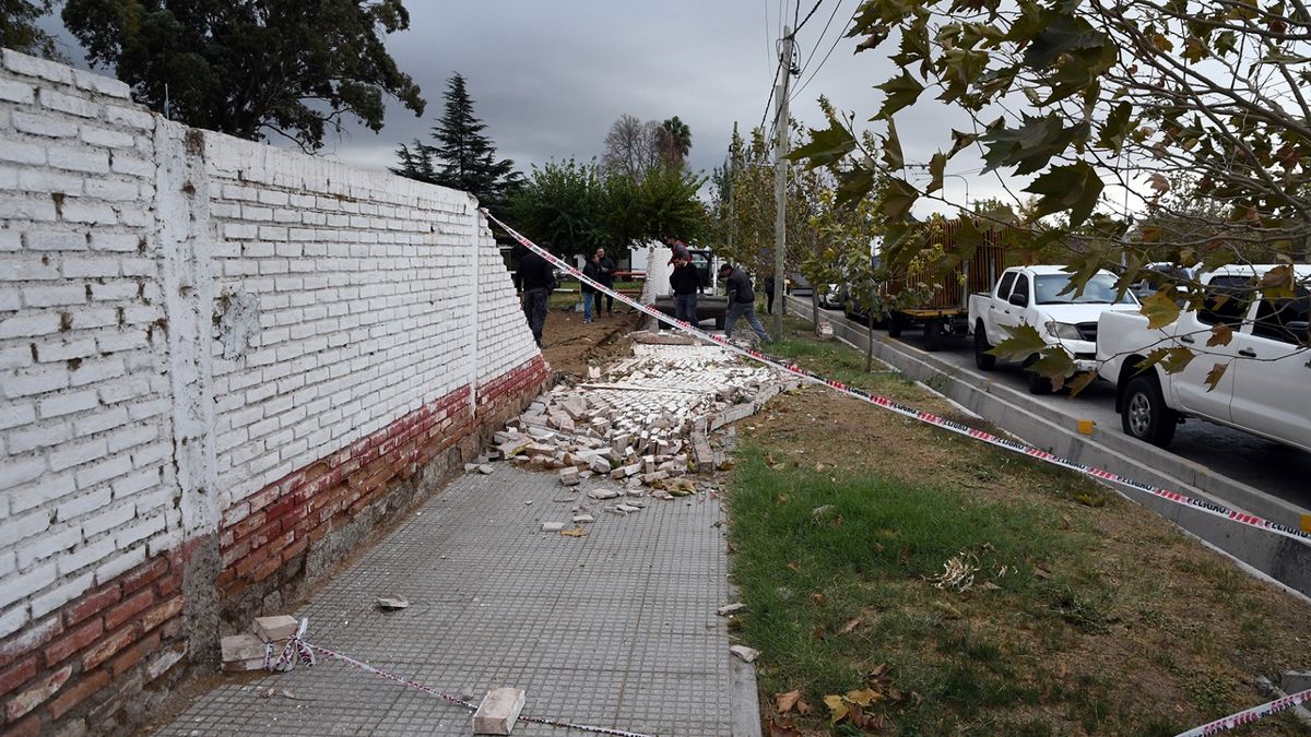 La historia de la pared que fue derribada por el Zonda y tardaron tres años en volver a levantar
