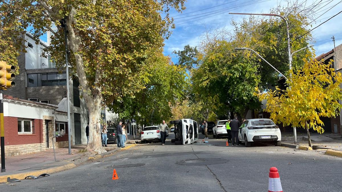 Un aparatoso choque en la Quinta Sección terminó con una camioneta volcada