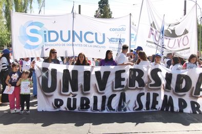 MDZol | La marcha universitaria fue masiva en Mendoza. Foto: Santiago Tagua / MDZ