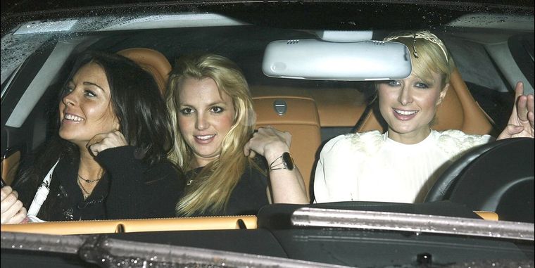 Foto: https://www.cosmopolitan.com/es/famosos/noticias-famosos/a28301576/lindsay-lohan-britney-spears-paris-hilton-coche/