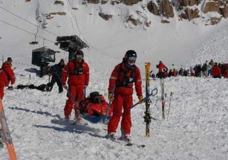 Rescate de uno de los esquiadores heridos. Foto: Diario Río Negro