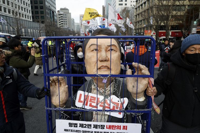 Este sábado el Parlamento aprobó la moción para destituir a Yoon Foto: EFE