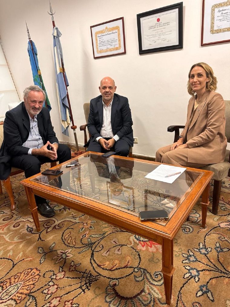 Hace dos años armó, por pedido del gobierno, el bloque de senadores bonaerense de La Libertad Avanza, integrado por Joaquín de la Torre, Carlos Curestis y Florencia Arietto Foto: Prensa bloque La Libertad Avanza 1 Hace dos años armó, por pedido del gobierno, el bloque de senadores bonaerense de La Libertad Avanza, integrado por Joaquín de la Torre, Carlos Curestis y Florencia Arietto Foto: Prensa bloque La Libertad Avanza 1