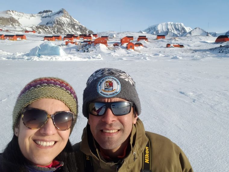 Romina Lemos Pereyra y su esposo Néstor, ambos docentes, en la Antártida
