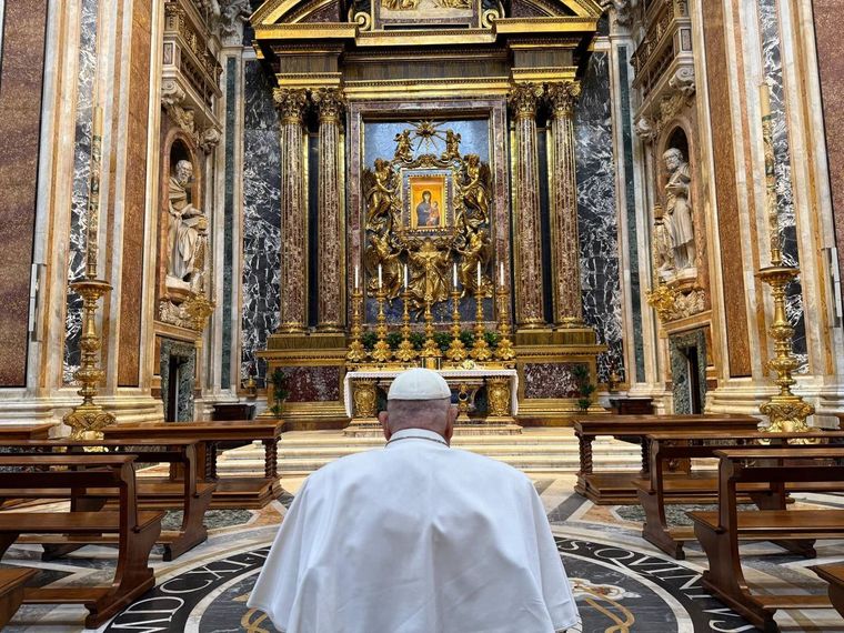 Francisco en su momento de oración. Foto: Vatican News