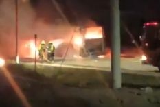 videos: asi se prendia fuego el micro en maipu