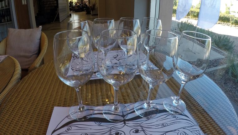 Copas vacías, la imagen más dura para el vino argentino. Copas vacías, la imagen más dura para el vino argentino.