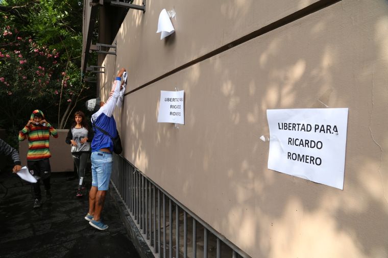 Marcha por la Legalización de la  Mariguana Participantes de la marcha por la legalización del cultivo y consumo de mariguana pegan carteles en las paredes del edificio de Tribunales Federales de Mendoza. Foto: Maximiliano Ríos/MDZ