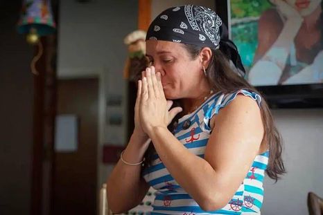 Adriana Briceño le pasaba mensajes a su esposo detenido, Ángel Godoy, en envoltorios de dulces. Adriana Briceño le pasaba mensajes a su esposo detenido, Ángel Godoy, en envoltorios de dulces.