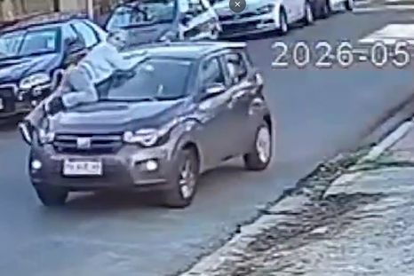 La mujer fue arrastrada en el capot de su propio auto durante el robo del mismo en Ramos Mejía. La mujer fue arrastrada en el capot de su propio auto durante el robo del mismo en Ramos Mejía.