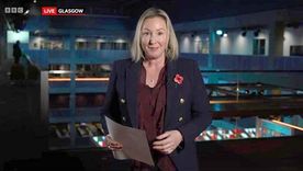 La editora de Tecnología de la BBC, Zoe Kleinman, tuvo que leer sus notas durante una reciente transmisión en vivo.