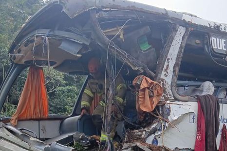 tragedia en brasil: un colectivo turistico volco y dejo al menos 10 muertos tragedia en brasil: un colectivo turistico volco y dejo al menos 10 muertos