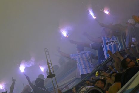 La hinchada de Racing prendió bengalas en el Gigante de Arroyito y el partido se demoró 10 minutos. La hinchada de Racing prendió bengalas en el Gigante de Arroyito y el partido se demoró 10 minutos.