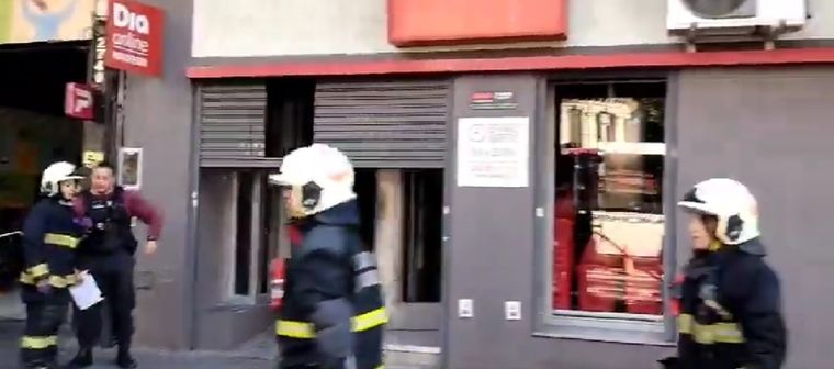Bomberos lograron controlar el fuego y el SAME atendió a dos personas afectadas por el humo Foto: Captura de video