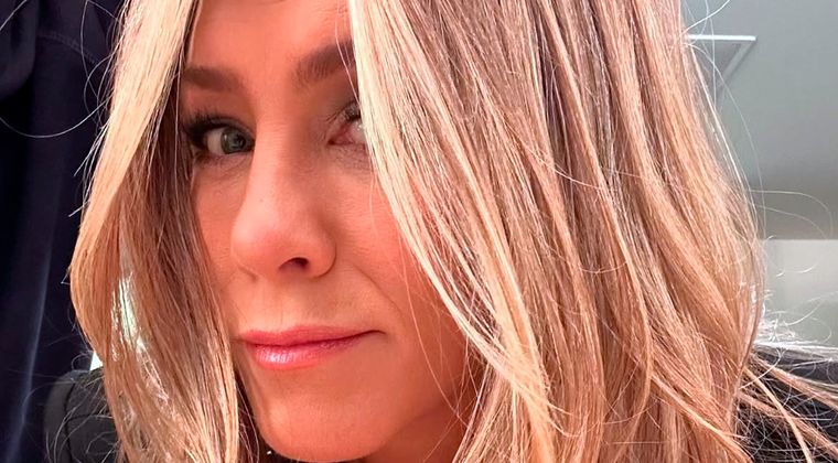 Texturas naturales y colores cálidos definen el lujo silencioso de la actriz. Imagen: instagram.com/jenniferaniston/
