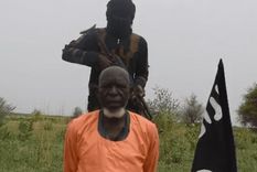 El pastor Paul Musa momentos antes de ser fusilado por el grupo terorista Boko Haram de Nigeria.