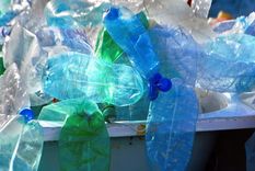 descubren enzima que puede reciclar toneladas de botellas de plastico