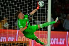 Tras adelantarse ostensiblemente, Franco Armani estira su brazo izquierda y logra atajarle el penal a Leonel Barrios Foto: Prensa River