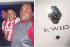 Los tres presuntos robarruedas detenidos y el vehículo que violentaron para sustraer elementos en Ciudad. Los tres presuntos robarruedas detenidos y el vehículo que violentaron para sustraer elementos en Ciudad.