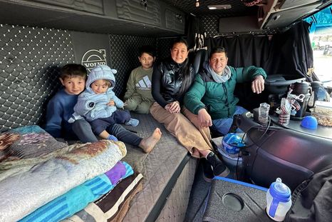 El cierre del paso a Chile transformó un viaje familiar en una larga espera: Sergio, Sharon y sus tres hijos llevan un mes dentro del camión. El cierre del paso a Chile transformó un viaje familiar en una larga espera: Sergio, Sharon y sus tres hijos llevan un mes dentro del camión.