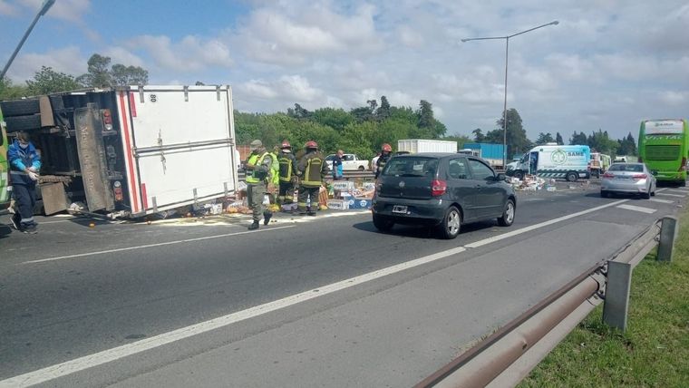 El camión volcó en Panamericana y un hombre perdió la vida