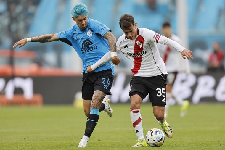 Joaquín Freitas, de River, disputa el balón con Emiliano Rigoni, mediocampista de Belgrano. Joaquín Freitas, de River, disputa el balón con Emiliano Rigoni, mediocampista de Belgrano.