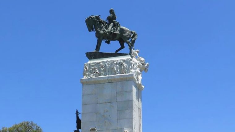 Vista lateral del monumento de Paraná Vista lateral del monumento de Paraná