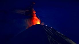 El volcán Kliuchevskoi, de Rusia, ha erupcionado tras el terremoto. Foto Efe
