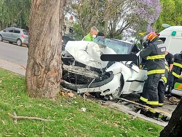 El auto quedó impactó de lleno contra un árbol Foto: Alertas Tránsito