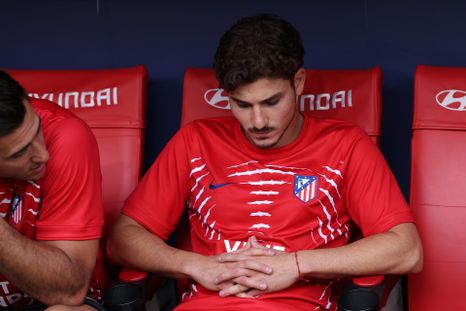 Cabizbajo: así se lo vio a Julián Álvarez en el banco de suplentes del Atlético de Madrid.