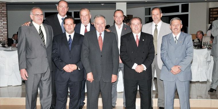 Gerentes de concesionarios y directivos de APROCAM: Arnaldo Gozzo, Guido Calzetti, Hugo Negri, Cristian Mena, Francisco Acosta, Carlos Messina, Quique Torres, Sergio Cónsoli y Fermín Ferri. Foto: Gentileza