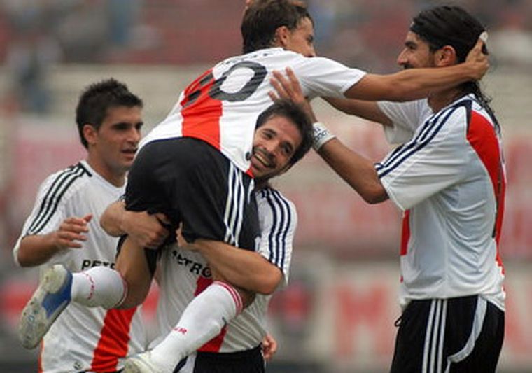 Bounanotte festeja con sus compañeros. Foto: Télam