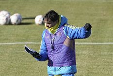 Diego Martínez con lista en mano. Foto: @BocaJrsOficial Diego Martínez con lista en mano. Foto: @BocaJrsOficial