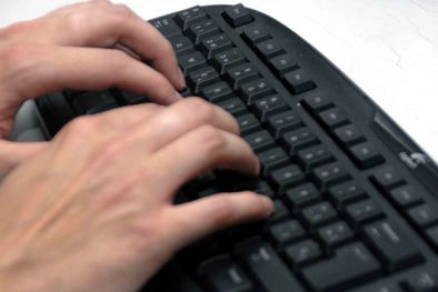 MDZol | teclado manos computación efe