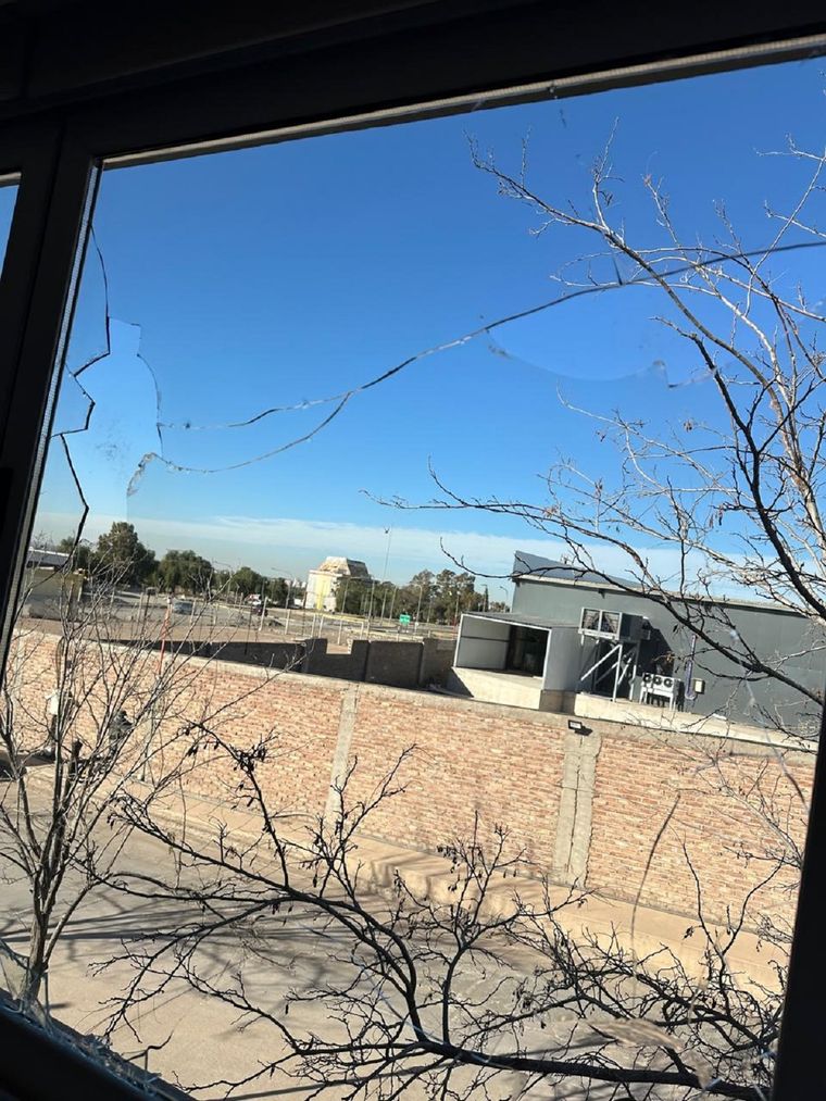 Una vista hacia el barrio 8 de Abril desde una ventana violentada en La Bastilla Foto: Gentileza