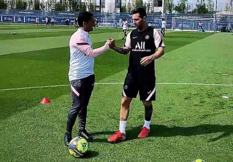 Messi junto a Jesús Pérez, mano derecha de Mauricio Pochettino en el cuerpo técnico del PSG Foto: PSG
