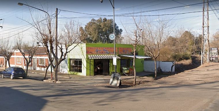 El niño fue hallado en un descampado frente a su vivienda