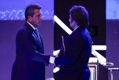 Sergio Massa ganó por 6 puntos y habrá balotaje con Javier Milei Foto: EFE Sergio Massa ganó por 6 puntos y habrá balotaje con Javier Milei Foto: EFE