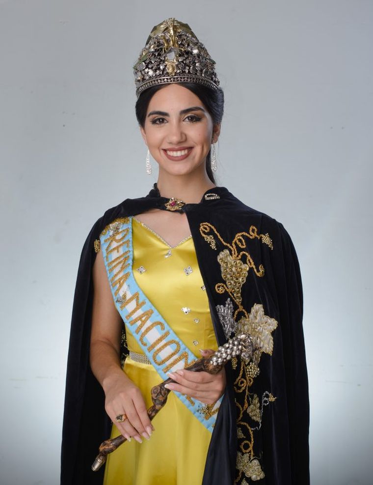 Natasha Sánchez de Santa Rosa fue Reina Nacional de la Vendimia de 2022. Natasha Sánchez de Santa Rosa fue Reina Nacional de la Vendimia de 2022.