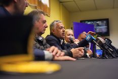 Alfredo Cornejo (centro), junto a Omar Félix y Hebe Casado, en San Rafael.&nbsp;