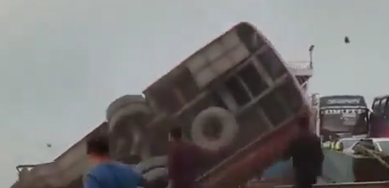 Un micro con más de 50 pasajeros cayó en el río Padma en Bangladesh, dejando 26 muertos.&nbsp;