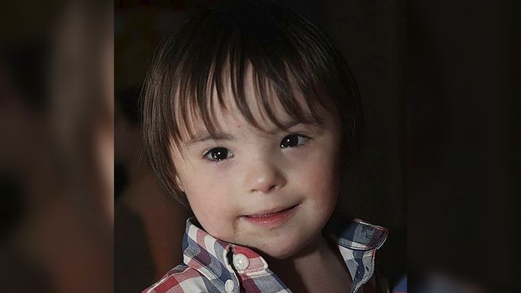 Renzo Villanueva cayó de un séptimo piso y murió. Su madre cree que su padre lo tiró.