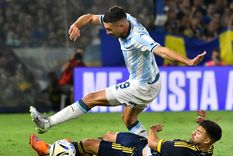 Maravilla Martínez le pasa por encima a Chelo Weigandt. Todo Boca pidió la expulsión del goleador de Racing por un golpe a Ayrton Costa.&nbsp;