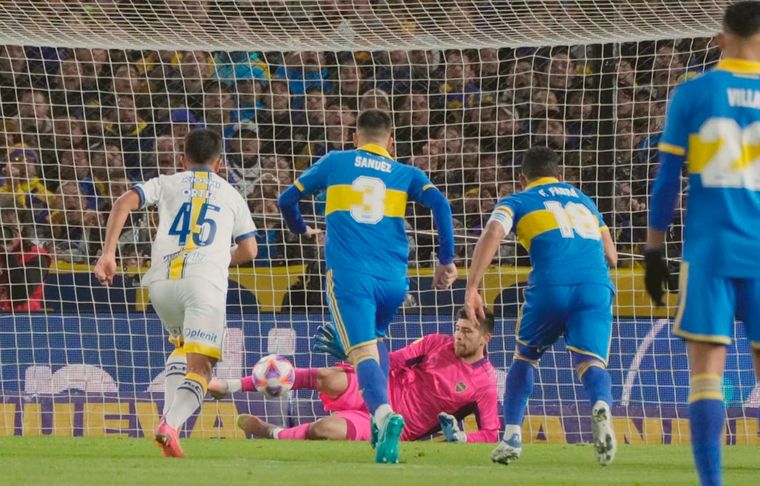 Rossi otra vez atajó un penal, esta vez a Servio, que no había errado uno en toda su carrera.